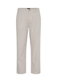 Pantalones rayados en gris claro, diseño de corte recto, con un cierre de botón en la cintura y dos bolsillos frontales. Textura suave.