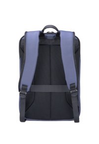 Vista trasera de una mochila con un exterior azul oscuro, correas acolchadas de malla, hebilla ajustable y un asa resistente en la parte superior.