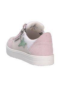 Schuh mit einem Design aus pinkem Wildleder und Mesh, ausgestattet mit einem grünen Sternakzent, runder Form und einer weißen Gummisohle. Reißverschlussdetail an der Seite.