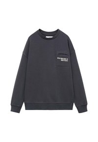 Siv sweatshirt iz mehkega materiala, z okroglim izrezom, dolgimi rokavi, žepom na prsih in belim napisom: "ODPRI SVOJ UM NOVIM KRAJEM."