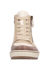 Zapatillas altas beige con cuero texturizado y materiales sintéticos. Presenta cordones, cremallera lateral y detalles marrones en la punta y la suela.