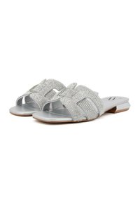 Sandali in argento con un upper in strass texturizzato, design open toe e tacco piatto con una leggera curvatura.