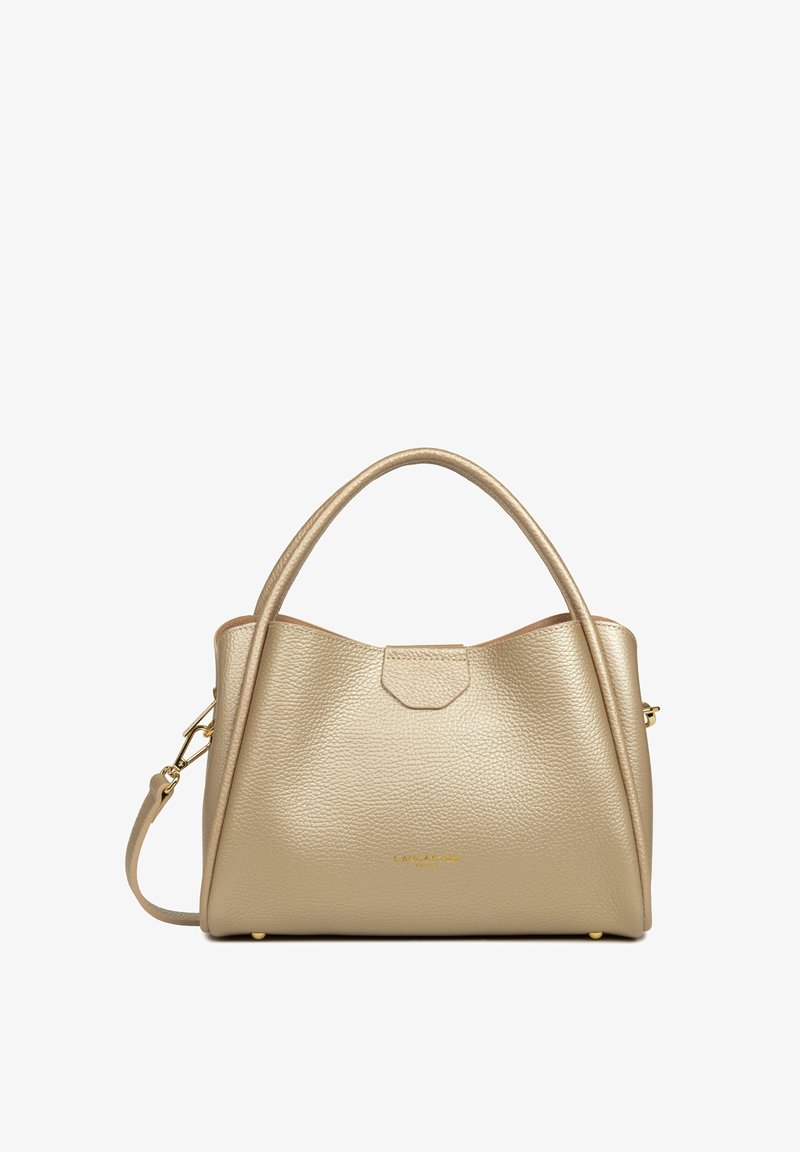 Borsa a mano in pelle dorata con finitura testurizzata, due manici superiori e una tracolla regolabile. Presenta una forma saccottata unica e un logo in rilievo.