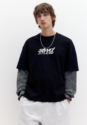 PULL&BEAR, STWD TREE PRINT LONG-SLEEVED T-SHIRT - T-shirt à manches longues - black