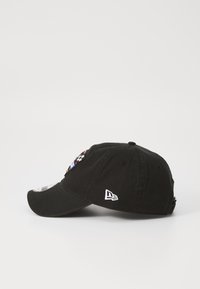Casquette de baseball en coton noir avec une visière courbée, ornée de patches brodés colorés à l'avant et d'un logo blanc sur le côté.
