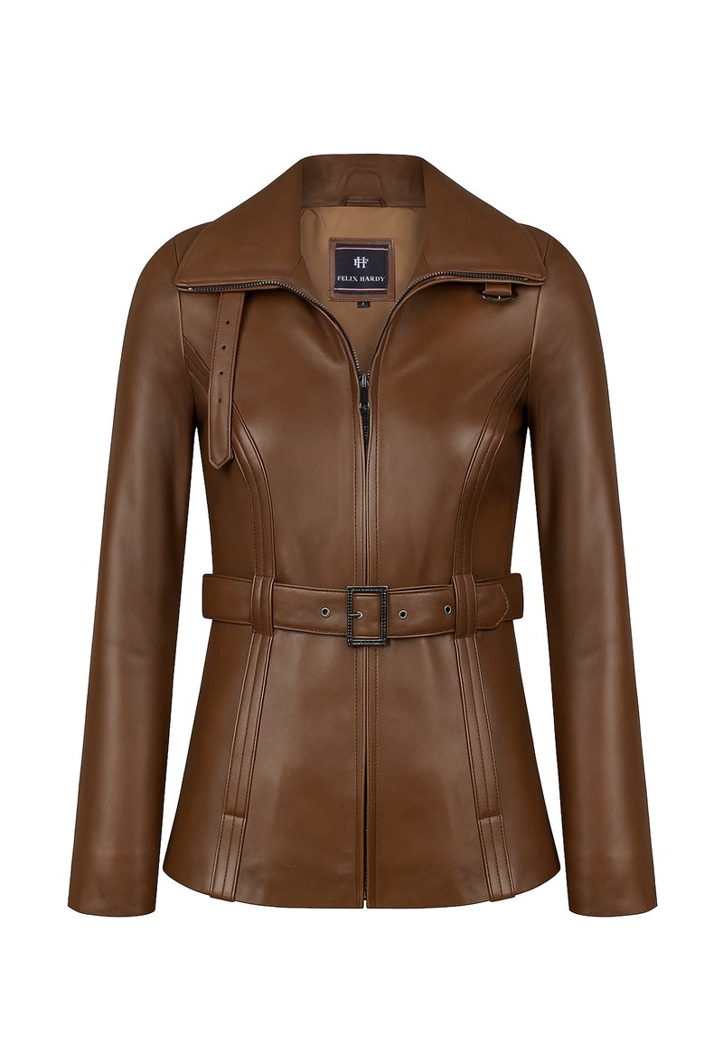 Chaqueta de cuero marrón con un cuello afilado, cierre de cremallera, cintura con cinturón y costuras estructuradas. Cuenta con una etiqueta de marca en el interior.