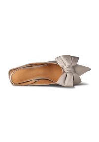 Scarpa flat beige a punta con un grande fiocco in satin sulla tomaia, che mostra una texture liscia e una soletta imbottita con logo.