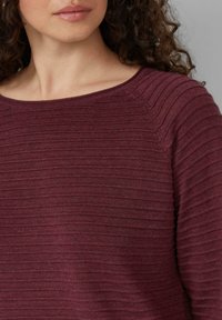 Burgunderfarbener, strukturiert gestrickter Pullover mit horizontalen Streifen, weitem Ausschnitt und lässiger Passform. Weicher Stoff mit einem subtilen Glanz.