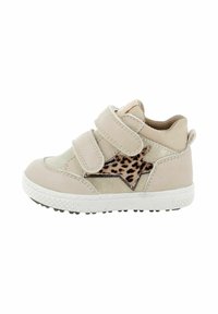 Sneaker per bambini in pelle beige con due cinturini in velcro, decorata con una stella a stampa leopardata e una suola in gomma bianca con punti antiscivolo.