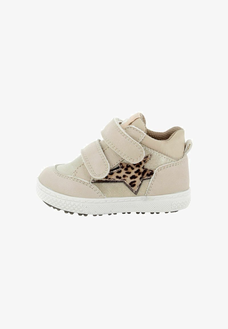 Sneaker per bambini in pelle beige con due cinturini in velcro, decorata con una stella a stampa leopardata e una suola in gomma bianca con punti antiscivolo.