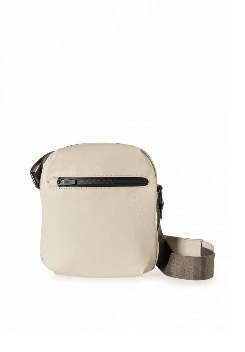 Borsa a tracolla beige con una texture liscia, chiusura superiore con zip e tracolla regolabile marrone. La tasca frontale con zip offre ulteriore spazio di archiviazione.