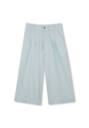 Pantalon large bleu clair avec plis, doté d'une fermeture par bouton et de détails de couture visibles. Le tissu semble lisse et léger.