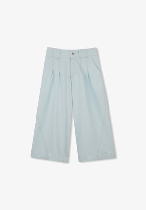 Pantalon large bleu clair avec plis, doté d'une fermeture par bouton et de détails de couture visibles. Le tissu semble lisse et léger.