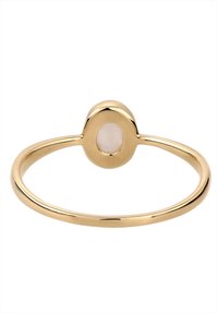 Bague en métal doré au ton or, présentant un design circulaire lisse avec une pierre translucide au centre. Esthétique simple et minimaliste.