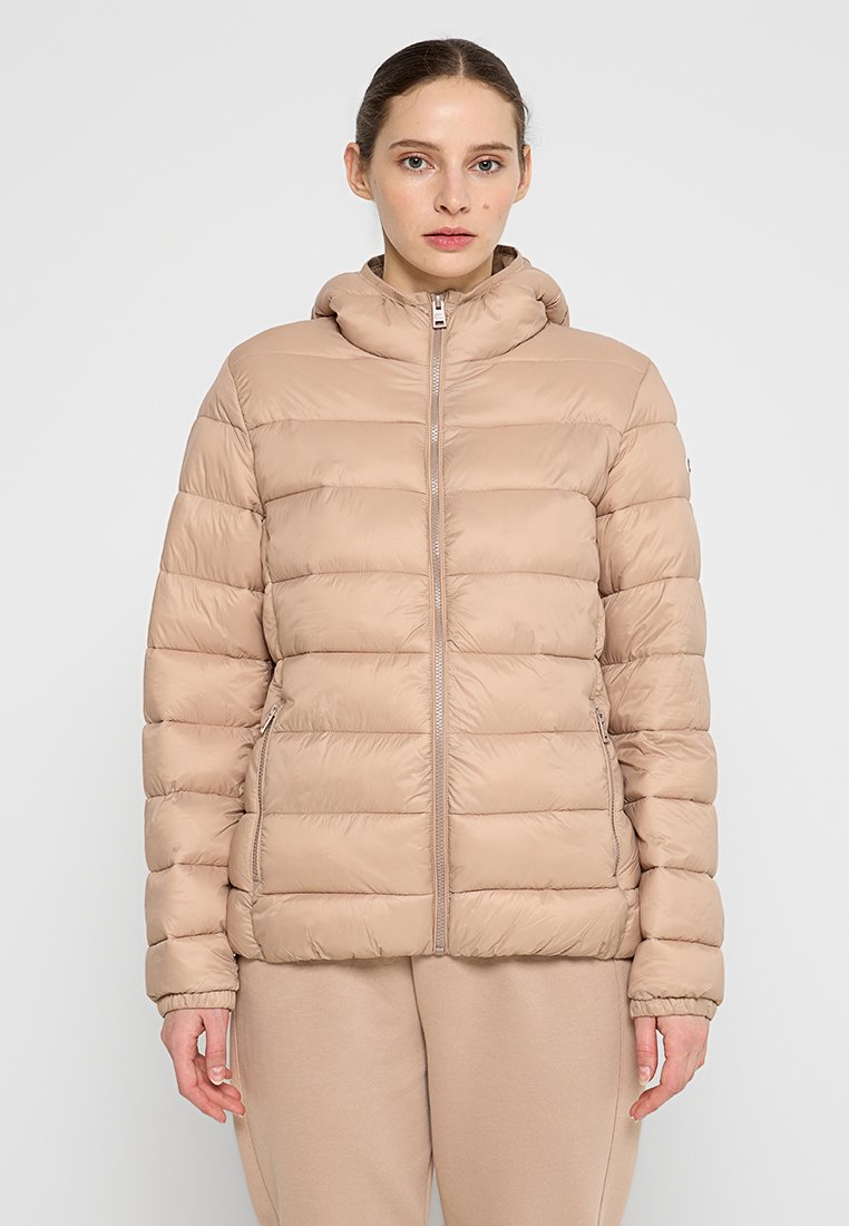 Giacca imbottita beige con zip frontale, cappuccio e polsini elasticizzati. Presenta un trapuntato orizzontale e tasche laterali per una maggiore funzionalità.