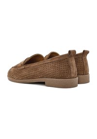Des chaussures à enfiler en daim marron avec des détails perforés et une semelle en caoutchouc texturé. Elles se caractérisent par un talon arrière modeste et un doublure intérieure lisse.