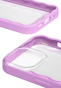Lilla telefoncase med et bølget design, klare indre kanter og udskæringer til porte og knapper. Glat tekstur med en blank finish.
