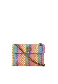 Borsa intrecciata con un motivo a zigzag colorato in rosa, blu e arancione, dotata di una chiusura metallica e di una tracolla a catena.