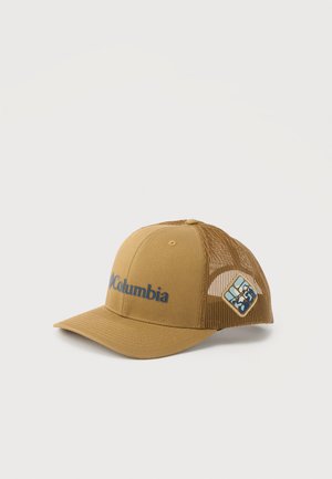 Brązowa siateczkowa czapka typu trucker z niebieskim logo "Columbia" na przodzie i kwadratową naszywką z motywem outdoorowym na boku.