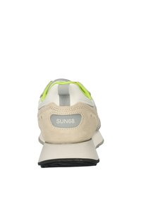 Zapatillas de ante en tonos beige y gris con un acento en verde neón, que cuentan con un cuello acolchado, detalles de malla y una suela plana de goma. Logo de SUN68 en el talón.