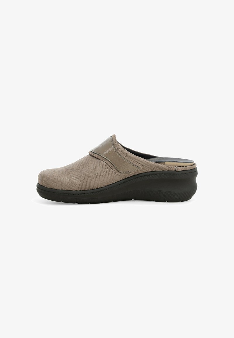 Scarpa slip-on marrone con superficie testurizzata caratterizzata da motivi geometrici, tallone imbottito e suola in gomma nera. Cinturino in Velcro per regolazione.