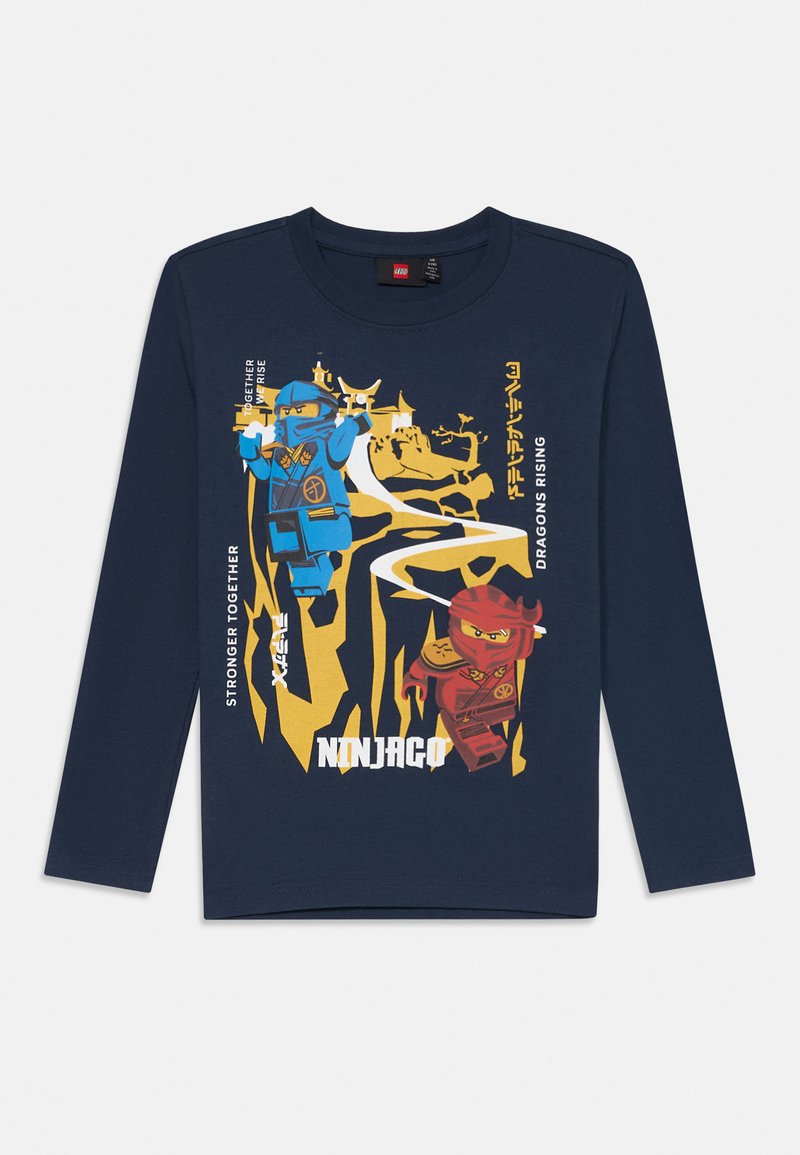 Tengerészeti hosszú ujjú póló, amelyen kék és piros Ninjago karakterek grafikája látható arany kiegészítőkkel, valamint a "Együtt erősebbek vagyunk" és a "Ninjago" felirat.