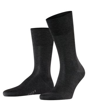 Schwarze Knöchelsocken aus einem strukturierten Material, mit einem gerippten Bündchen und glattem Fußbereich, sowie dezentem Branding an der Sohle.