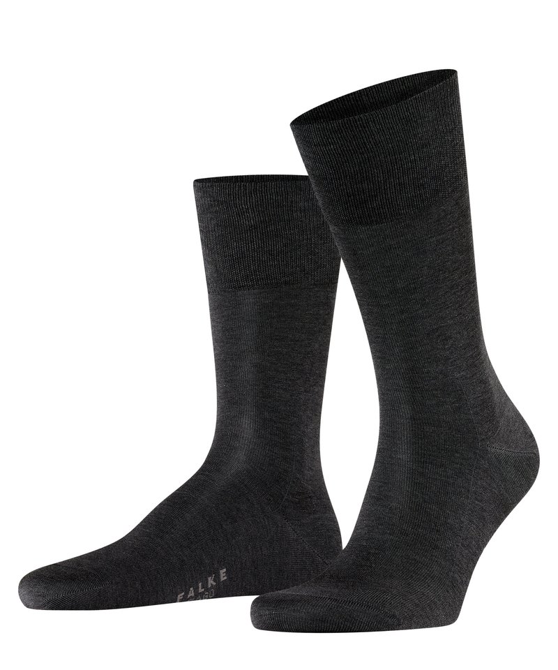 Schwarze Knöchelsocken aus einem strukturierten Material, mit einem gerippten Bündchen und glattem Fußbereich, sowie dezentem Branding an der Sohle.
