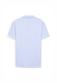 Polo shirt azzurro chiaro a maniche corte con una texture morbida, colletto e taglio dritto. La vista posteriore mostra un design semplice senza accenti aggiuntivi.