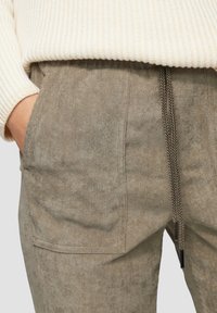 Corduroy broek in een gedempte bruine kleur, met een rechte snit, zijzakken en een gestructureerde afwerking met een koord in de taille.