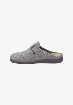 Chausson en feutre gris avec un design à enfiler, doté d'un détail de boucle et d'une semelle en caoutchouc texturée et plate. L'intérieur possède un revêtement doux.