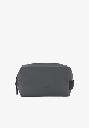 Trousse de toilette rectangulaire imperméable gris foncé avec fermeture éclair, poignée latérale et logo "RAINS" embossé au centre devant.