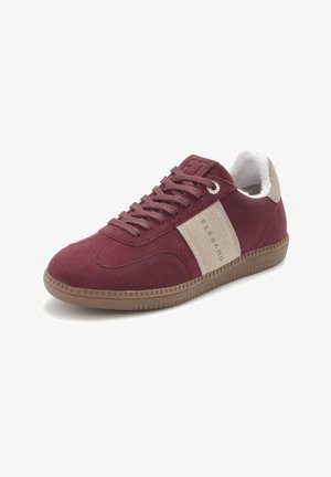 Flacher Sneaker aus burgunderrotem Wildleder mit beigem Seitenstreifen, auf dem "ELBSAND" steht, brauner Gummisohle und weiß gefüttertem, gepolstertem Innenraum.