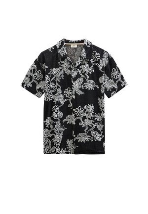 Camicia nera a maniche corte con bottoni, motivo floreale ricamato bianco e colletto classico su sfondo bianco.