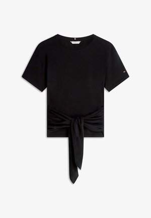 Top corto nero a maniche corte con scollo tondo e dettaglio nodo frontale, con piccolo logo sulla manica sinistra.