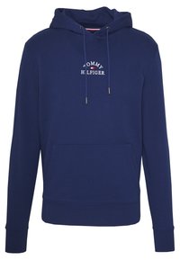 Námořnický modrý sweatshirt s přední kapsou, kapucí na šňůrku a malým vyšitým logem Tommy Hilfiger na hrudi.