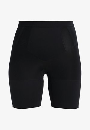 Shorts modellanti neri con una texture liscia, vita alta e cuciture strutturate. Presentano due tasche frontali per una maggiore funzionalità.