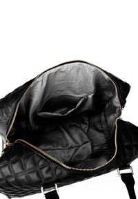 Schwarze gesteppte Handtasche mit Reißverschluss; das Innere ist mit einem wellenförmigen Futter ausgestattet und verfügt über eine zusätzliche Tasche zur besseren Organisation.