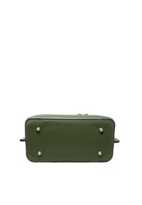 Groene leren tas met een textuur oppervlak, rechthoekige vorm en gouden hardware accenten. Beschikt over vier gouden voetjes aan de onderkant voor stabiliteit.
