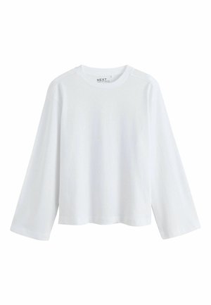 Hvid langærmet t-shirt lavet af blød bomuld, med rund halsudskæring og drop-shoulder design, med en afslappet pasform og uden synlige mønstre.