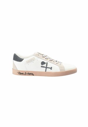 Zapatilla blanca con detalles en gris, con un talón de ante, cordones en la parte delantera y un gráfico decorativo en el lateral. Suela de goma marrón.