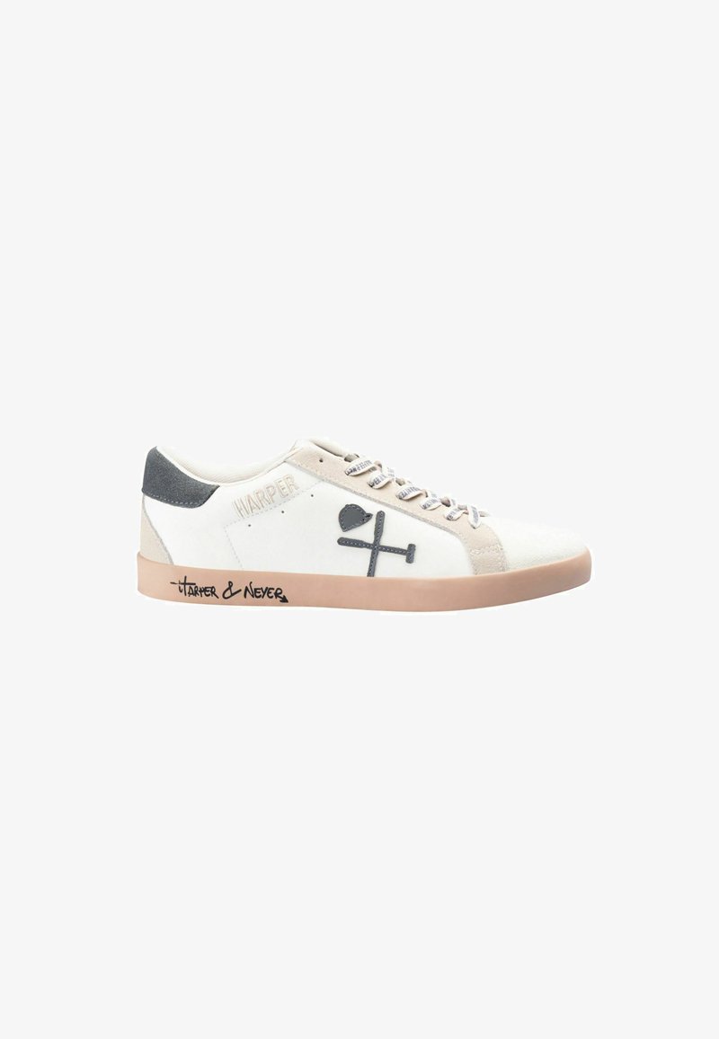 Witte sneaker met grijze accenten, voorzien van een suède hiel, vetersluiting aan de voorkant en een decoratieve graphic aan de zijkant. Bruine rubberen zool.