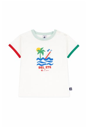 Wit peuter-T-shirt met niet-overeenkomende rode en groene mouwboorden, muntkleurige halslijn, palmboom, zon, golven en de tekst "BEL ETE" op de voorkant.
