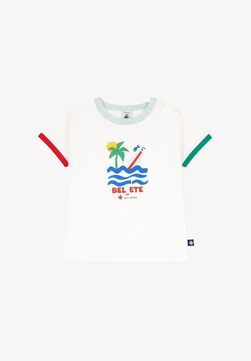 T-shirt blanc pour tout-petit avec des bordures de manches rouge et verte dépareillées, un col menthe, un palmier, le soleil, des vagues et le texte "BEL ETE" sur le devant.