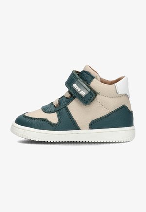 Leren sneakers in beige en donker teal. Kenmerken zijn onder andere een klittenbandsluiting, contrasterende accenten, rubberen buitenzool en een gevoerde rand voor ondersteuning.
