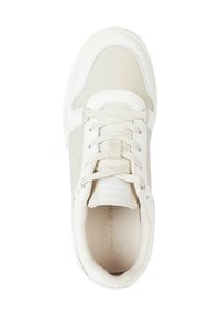 Sneaker bianco con una tomaia in pelle liscia, punta tonda e dettagli perforati. Presenta una chiusura con lacci bianchi e una morbida fodera in tessuto.