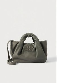 Minkšta alyvuogių žalios odos rankinė su susipynusiu rankena, priekyje dekoratyvinis logotipo pleistras ir nuimamas petnešos dirželis.