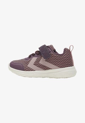 Lila Sportschuh mit atmungsaktivem Mesh-Obermaterial, einem Velcro-Riemen und einer weißen Gummisohle mit strukturiertem Profil für besseren Halt.
