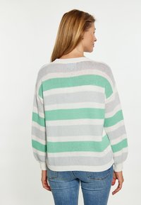 Suéter de punto a rayas en verde menta, gris y blanco. Corte holgado con mangas largas, puño acanalado y textura de tejido ligero.