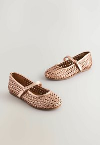 Scarpe piatte intrecciate in rosè con cinturino stile Mary Jane. Il design aperto presenta una finitura liscia e lucida e una forma della punta arrotondata.